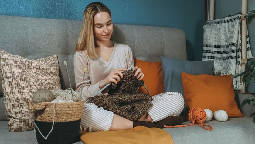 knitting woman ss2111383133
